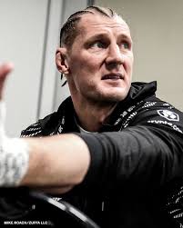 Volkov rompió la cábala de que lo peinaran entre rounds, me parece que Gane  se lleva la revancha. 😬 #UFC310