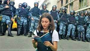 Dr. Jennifer Cassidy 🇺🇦 on Twitter: "How did I miss this incredible image. One to be enshrined in history forever. Olga Misik (aged 17) heroically sat in front of Russia's riot police.