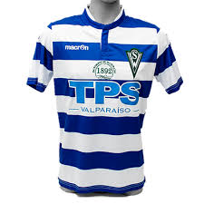 La camiseta oficial 2021 del decano posee el hermoso y tradicional verde wanderers, y en su pecho se puede apreciar el tramado de la ciudad de valparaíso, con sus ascensores, casas emblemáticas y el reloj turri. Tienda W Santiago Wanderers