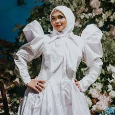 Konsert solo siti nurhaliza in symphony di dewan filharmonik petronas, kuala lumpur nyata mendapat sambutan hangat apabila setakat ini hanya 146 tiket kuala lumpur, 8 julai 2013: Senarai Lagu Terbaik Dato Sri Siti Nurhaliza Muat Turun Mp3 Dan Dengar Senarai Lagu Terbaik Dato Sri Siti Nurhaliza Percuma Online