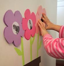 Basteln Sie Hubsche Bilderrahmen Fur Die Wand In Blumenform Aus Papier Bilderrahmen Basteln Mit Kindern Basteln Fruhling Kinder Bilderrahmen Selber Basteln
