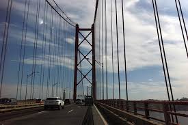 Rund 400.000 personen überqueren sie jeden tag. Ponte De 25 Abril Hangebrucke In Lissabon