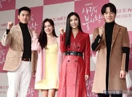 Seo dan lalu menceritakan bahwa ia memergoki tunangannya ri jeong hyeok (pemain hyun bin) berduaan bersama yoon se ri (pemain saat menunggu di mobil, gu seung jung (pemain kim jung hyun) melihat seo ji hye sibuk sendiri bermain game. Kdramabuzz On Twitter Crashlandingonyou Press Conference Hyun Bin Son Ye Jin Seo Ji Hye Kim Jung Hyun