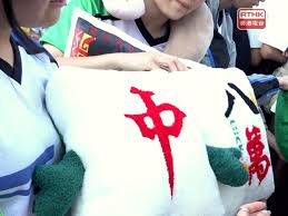 维园年宵市场气氛热闹有市民表示商品款式比以往多- RTHK