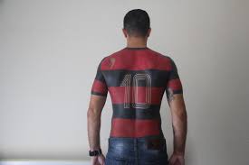 Super erhalten schaut meine anderen trikots an und macht mir ein angebot es handelt sich um einen. Dieser Typ Hat Sich Ein Komplettes Fussballtrikot Tatowieren Lassen