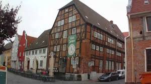 Das hotel liegt am alten hafen in wismar mit blick auf die ostseebucht. Wismar Alter Hafen Und Altstadt Youtube