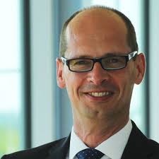 Dirk Thiel Chefcontroller Der Gls Bank Sorgt Fur Ordnung Bis Zur Dritten Stelle Hinterm Komma Er Kennt Alle Zahlen Und Ist Verantwor Bankgeschafte Chef Sorgen