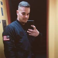 Součástí kolekce je 35 položek pro ženy a 34 pro muže. Adam Prskavec Adameq01 Profil Pinterest
