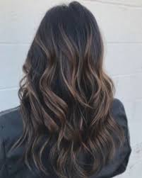 Coiffure Noire Longue En Couches Avec Des Reflets En 2020 Cheveux Bruns Cheveux Coiffure Cheveux Mi Long