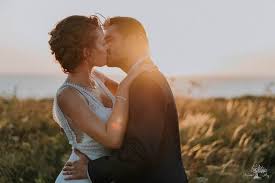 Grâce à notre répertoire de photographes de mariage, découvrez les photos de mariage réalisées par nos photographes, consultez leurs tarifs et des avis de mariés qui ont fait appel à leur service de photographe faites appel à un photographe pas cher grâce à nos photographes mariages. Photographe Mariage Nord Pas De Calais Hauts De France