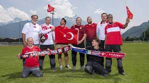 Match null même si la turquie a des armes, je pense que les suisses ne vont la turquie doit l'emporter et espérer des résultats qui lui sont favorables dans les autres groupes. Euro 2021 Les Supporters Turcs Du Chablais Face Au