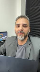 Você aceita termos de uso sem ler? Muita gente faz isso — e é exatamente aí  que mora o risco. Cláusulas escondidas podem autorizar coleta exagerada de  dados, compartilhamento com terceiros e