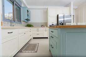 מטבח כפרי בגוון שמנת עם אי תכלת Kitchen Room Design Kitchen Decor Styles Provance Kitchens