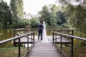 Das um 1706 erbaute schloss auf dem historischen rittergut dorf britz, diente als herrenhaus zahlreicher preußischer staatsministers. Brautpaarfoto Am See Ochsenstall Schloss Britz Hochzeit Ochsenstall Schloss Britz Hochzeitsfotograf C Www Hochzeitslicht De Hochzeitsfotograf Berlin