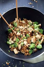 Nouilles Soba Sautees Au Poulet Brocoli Gingembre Et Noix De Cajou Chefnini Recette Nouilles Soba Recette Cuisine Asiatique