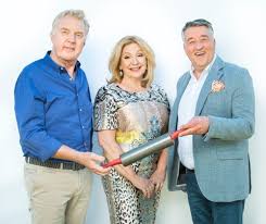 Het werd in de eerste drie seizoenen gepresenteerd door martine bijl en vanaf het vierde seizoen door andré van duin. Andre Van Duin Blij Met Verhuizing Heel Holland Bakt