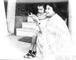 Nargis With A Very Young Sanjay Dutt Photo Celebrity Moms Old Actress