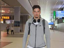 Altay bayındır'ın nereli olduğu, kaç yaşında olduğu, hangi takımlarda oynadığı, senesinde hangi takımda oynayacağı, aldığı maaş gibi birçok şey merak ediliyor. Altay Bayindir Kimdir Altay Bayindir Kac Yasinda Ve Nereli Spor Haberleri