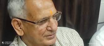 SUNEIL ANAND SON OF DEV ANAND ALWAYS STOOD BY HIM AND WALKED WITH HIM. HE  WAS MOST LOYAL AND DEDICATED TO HIS FATHER. HE DEDICATED HIS LIFE TO FATHER  AND EVEN DID