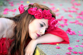 Fotos gratis : niña, fotografía, flor, pétalo, rojo, ropa, rosado, peinado,  guirnalda, Flores, Rosas, vestir, Pétalos, belleza, Sesión de fotos,  accesorio para el cabello 4272x2848