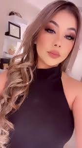 Stephanie Trott's Instagram, Twitter & Facebook