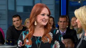 Beef tenderloin is baked in puff pastry with mushrooms and shallots. The Pioneer Woman Ree Drummond Shares 15 Minute Meals Video Abc News