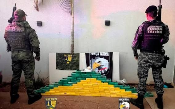 Pol&iacute;cia apreende 80 tabletes de coca&iacute;na, muni&ccedil;&otilde;es e causa preju&iacute;zo de R$ 1,9 milh&atilde;o ao tr&aacute;fico &bull; Olhar Direto