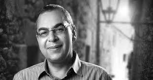 احمد خالد توفيق فراج طبيب وأديب مصري ويعتبر أول كاتب عربي في مجال أدب الرعب و الأشهر في مجال أدب الشباب والفانتازيا والخيال العلم Square Glass Rectangle Glass