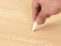 Reparer Un Parquet Endommage Ou Fissure Revetement De Sol En Vinyle Renovation Parquet Renover Vieux Parquet