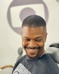 O ator David Junior com o seu visual para Mania de Você, a nova novela das  nove. No novo folhetim de João Emanuel Carneiro, o ator irá interpretar  Sirlei, onde fará par