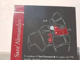 Costruita sul tradizionale luogo di prigionia di sant'alessandro martire, il cosiddetto carcere di zebedia o zebedeo di epoca romana, da cui il nome della chiesa, è caratterizzata da una pianta a croce greca inscritta in una pianta rettangolare con volte. Bassorilievo Sulla Facciata Foto Di Chiesa Di Sant Alessandro In Zebedia Milano Tripadvisor