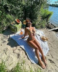 Ara Bozorgian Nude and Sexy Photo Collection - Fappenist