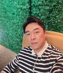 Introduction and friendship request in a social group