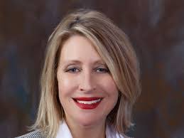 Elizabeth Fandel's Instagram, Twitter & Facebook