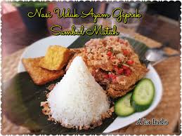 Kemudian beri sedikit air serta santan kara. Nasi Uduk Ayam Geprek Sambal Matah Komplit By A La Indo Friday Special Pasar Makan