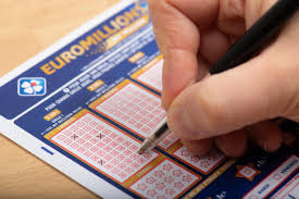 Décidément les jackpots de l'euromillion sans gagnants au rang 1 s'enchaînent depuis la fin de l'été, et tirage après tirage, ont atteint finalement ce soir la somme de 47. Avis De Recherche Le Gagnant Eurois De L Euromillions Ne S Est Toujours Pas Presente