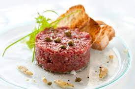 La tartare di pesce è un piatto delicato, fresco e goloso, e che si può preparare in tantissime varianti potete esaltare la sapidità del pesce condendo la tartara di pesce spada con un trito di capperi, olive. Come Condire La Tartare Di Carne In Modo Perfetto