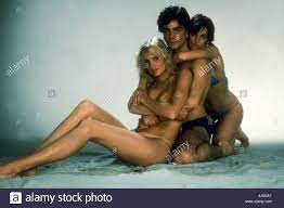 Summer lovers on wn network delivers the latest videos and editable pages for news & events, including entertainment, music, sports, science and summer lovers is a 1982 romance film written and directed by randal kleiser, starring peter gallagher, daryl hannah and valerie quennessen. Sommer Liebhaber Jahr 1982 Regisseur Randal Kleiser Peter Gallagher Daryl Hannah Valerie Quennessen Stockfotografie Alamy