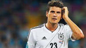 Die ehemals kinnlangen haare (zusammen mit stirnband ein markenzeichen des mittelfeldhelden) sind jetzt kurz! Fussballer Frisuren Die Wahrheit Liegt Auf Dem Kopf News Stuttgarter Nachrichten