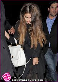 Selena gomez ombre hair who has the best ombre hair?popularized by celebs like lauren conrad and drew barrymore, the ombré hair color is effortlessly fresh. Selena S Ombre Selena Gomez Hair Selena Gomez Hair Long Sassy Hair