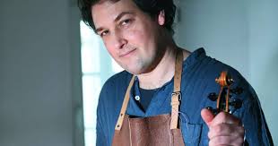 Violinisti z vsega sveta na Danielov inštrument čakajo tudi dve leti