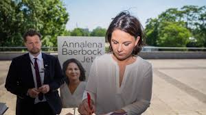 Die umfragen zogen an, sie war auf dem titel vom stern und vom spiegel. Baerbock Grossunternehmen Verspottet Grunen Chefin In Werbung Und Spendet Riesensumme An Csu Politik