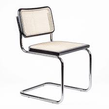 Un fauteuil en cuir de ces premières années fait de cubes a une apparence aussi constructiviste que les chaises à lattes, ressemblant de très près aux . Chaise Cesca De Fabrication Italienne Chaise Rotin Meubles Concept