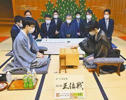 将棋の 藤井聡太 王位（棋聖、18）が7月13、14日に行われたお～いお茶杯 王位戦 七番勝負第2局で 豊島将之 竜王（叡王、31）に102手で勝利した。 è—¤äº•è¡å¤ªçŽ‹ä½ è±Šå³¶å°†ä¹‹ç«œçŽ‹ ç·Šè¿«ã®å¯¾å±€å§‹ã¾ã‚‹ èƒ½èˆžå°ã§åŽ³ã‹ã«çŽ‹ä½æˆ¦é–‹å¹• æ±äº¬æ–°èž Tokyo Web