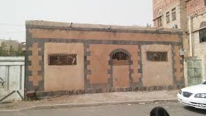 للبيع بيت تسع لبن الا ربع في صنعاء- العقارية كوم