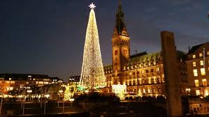 Es handelt sich um eine mundgeblasene und handbemalte glaskugel mit dem motiv „frankfurter weihnachtsmarkt auf dem römer. Weihnachtsmarkte Offnungszeiten Weihnachtsmarkt