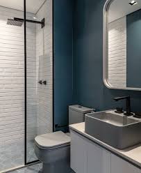 Azul Branco Cinza Preto O Que Acharam Dessa Mistura Um Banheiro Com Menos Detalhes Banheiros Modernos Banheiros Pequenos Azuis Interior Do Banheiro