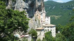 Accessible only on foot, there are two paths leading to the church. Wandern Pilgerweg Zur Madonna Della Corona Tour 159271