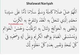 Bacaan sholawat nariyah dan manfaatnya, lengkap dengan bacaan latin dan arti. Bacaan Shalawat Nariyah Lengkap Bahasa Arab Latin Dan Artinya Serta Keutamaan Membacanya Portal Kudus