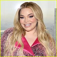 Lisa Maroon's Instagram, Twitter & Facebook